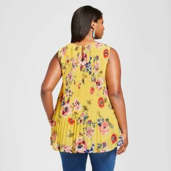 CLEARANCE Ava & Viv Pleated Floral Sleeveless Top - Picture 2 of 5